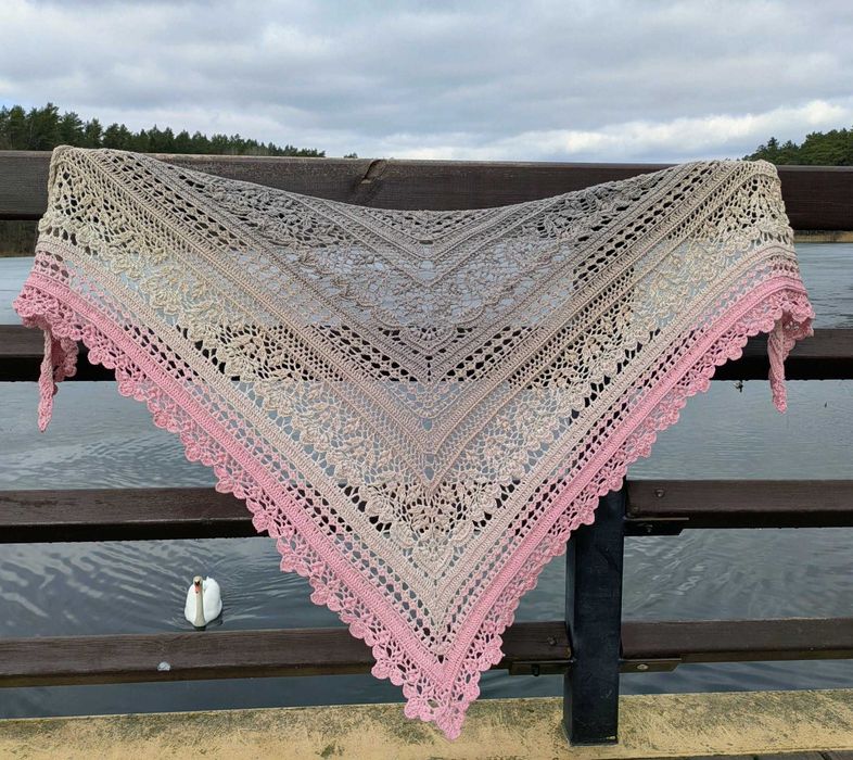 Bardzo duża chusta zrobiona szydełkiem