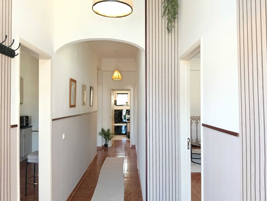 Apartamento renovado com jardim e garagem