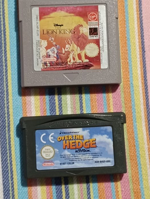 Dois cartuchos de jogos