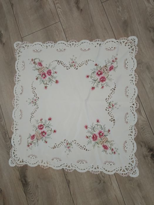 Kremowy obrus w kwiaty