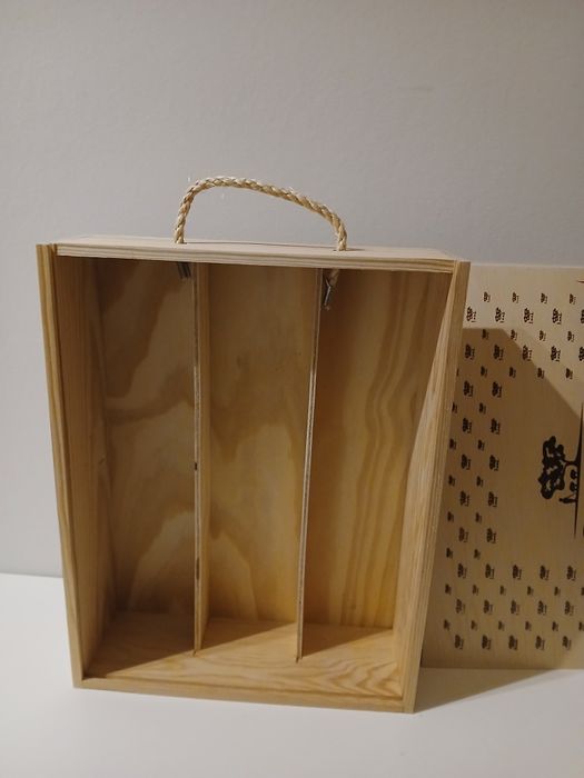 Duas caixas de madeira para garrafas