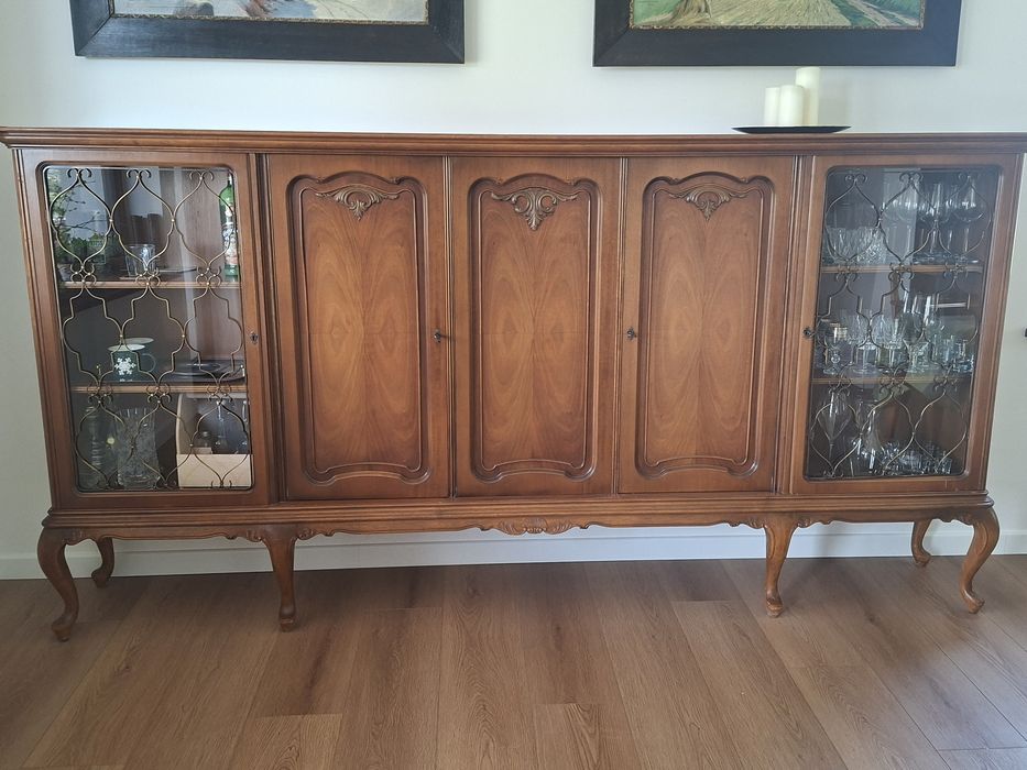 Komoda drewniana stylizowana na nóżkach