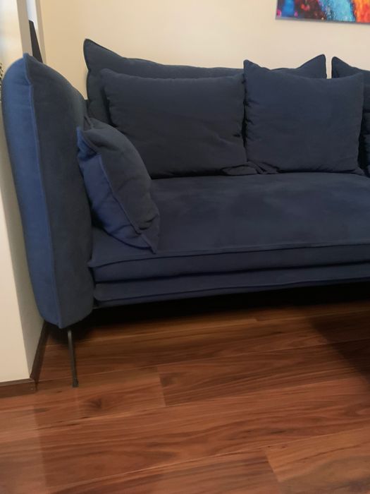 Sofa z poduchami granat