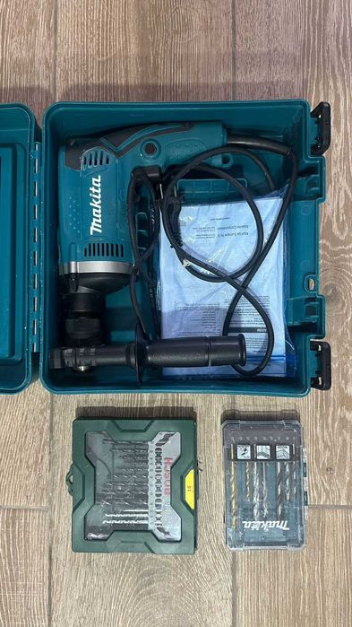 Furadeira Makita + kit