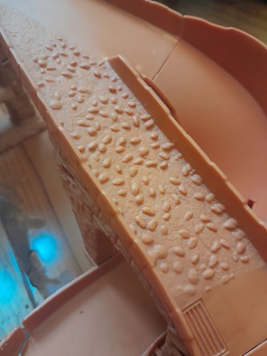 Pista de corridas com 5 carros da hotweels