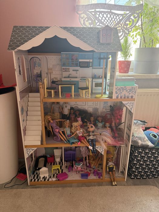 Duży drewniany domek dla lalek wraz z wyposażeniem
