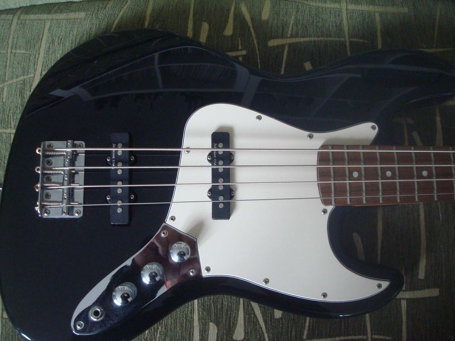 Продам бас гитару Jazz Bass