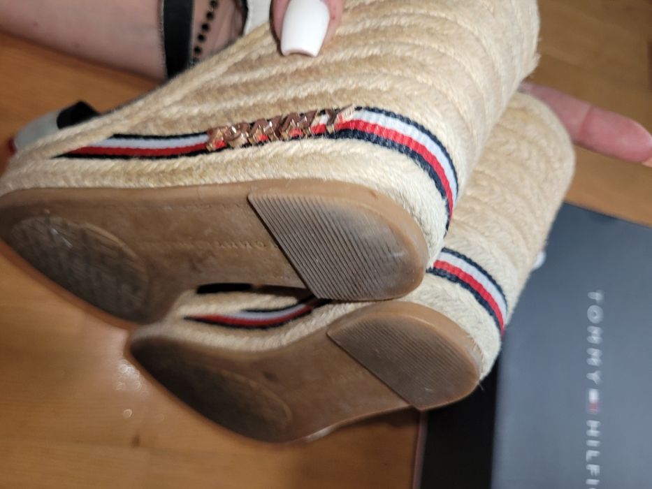Tommy 37 sandały koturny