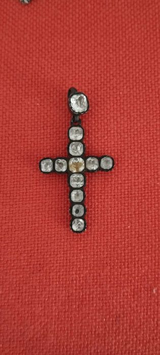 Crucifixos e cruz antigos em bom estado