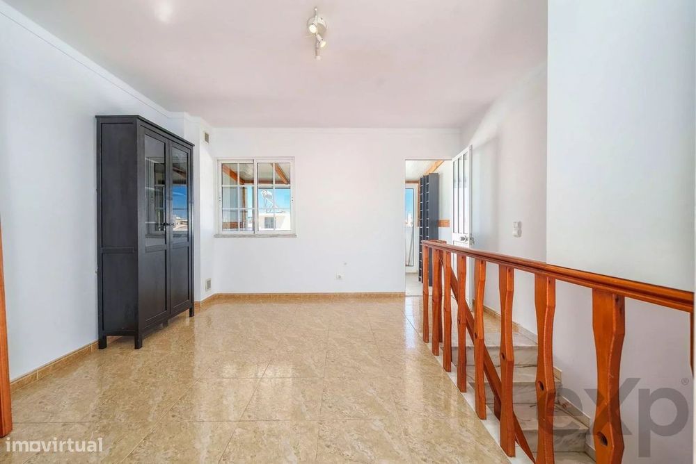 Moradia T2+1 com quintal e terraços com vista mar em Olhão, junto à Ri