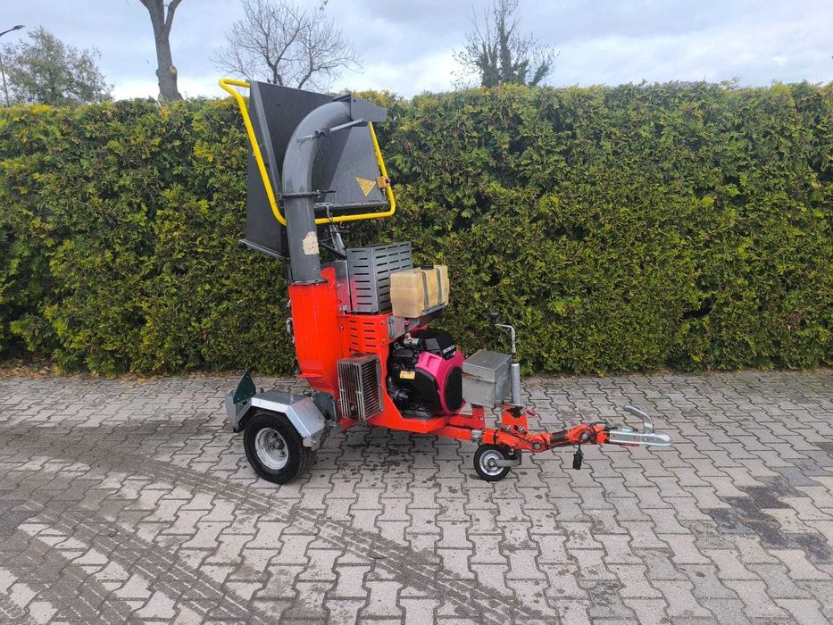 Rębak spalinowy Caravaggi 20.8KM na przyczepce