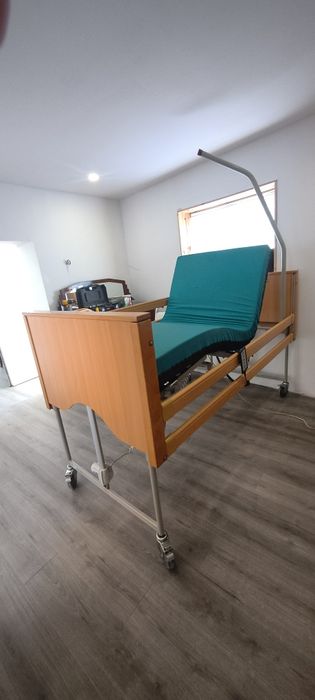 Cama articulada elétrica e elevatória hospitalar