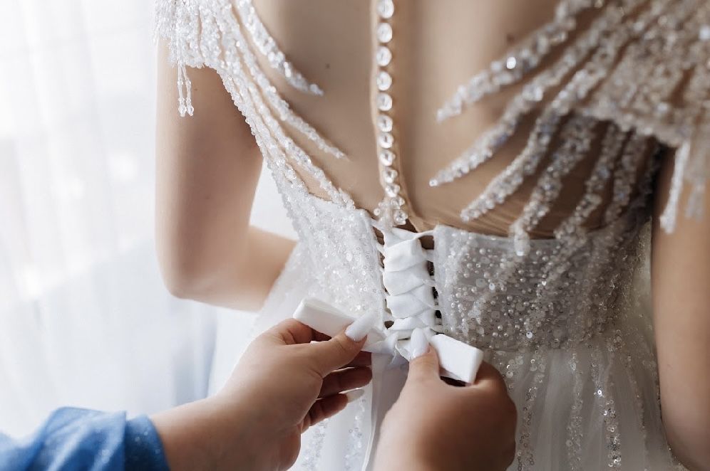 Весільна сукня.