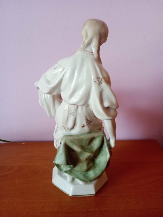 Статуэтка  Художница