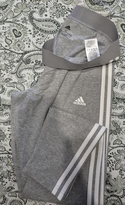 Calças desportivas cinza novo