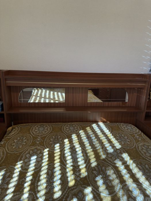 Cama de casal completa com cabeceira, 2 cómodas e colchão incluído