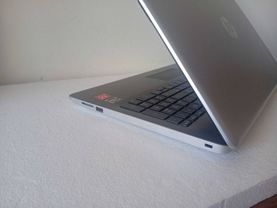HP 15NP Ryzen 3-2200U + Radeon Vega 3 + 12GB RAM + SSD