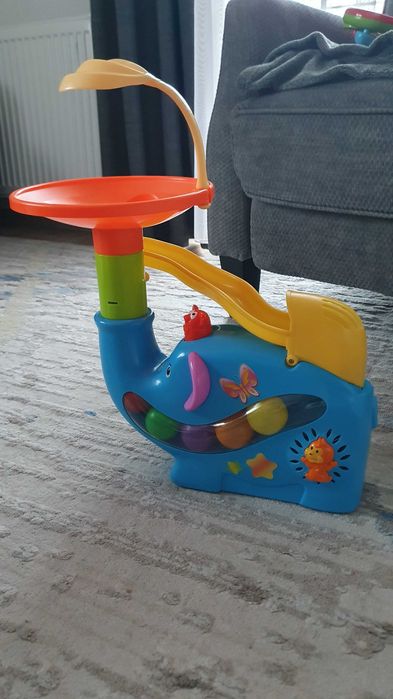 Słonik fontanna z piłeczkami