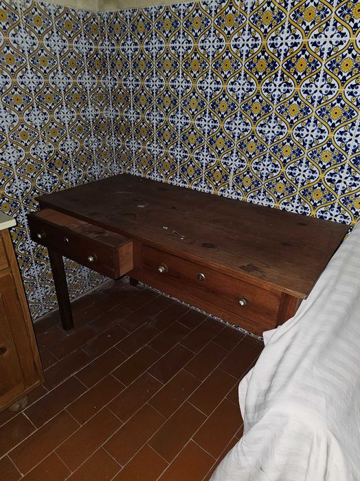 Mesa antiga rústica em madeira maciça com gavetas