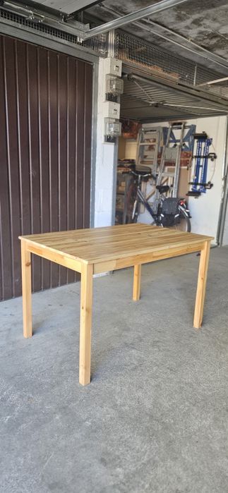 Stół drewniany – solidny i naturalny