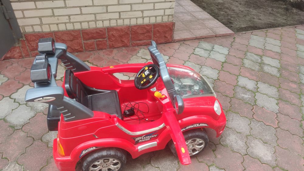 Дитячий електромобіль