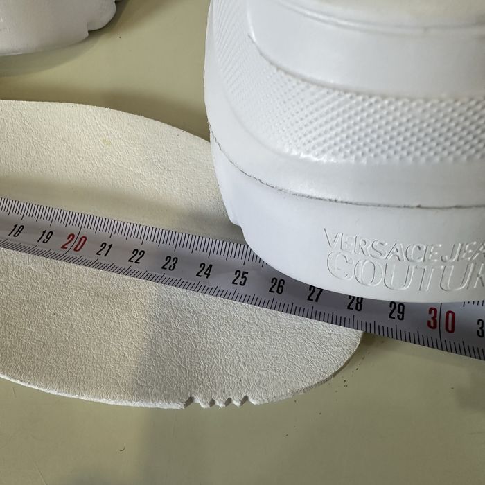 Versace. Жіночі  кросівки. Оригінал. Нові. Розмір 43.