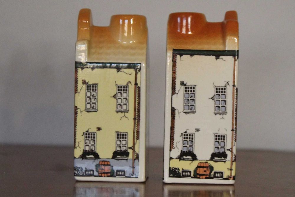 Saleiro e pimenteiro de cerâmica vintage em forma de casas holandesas.