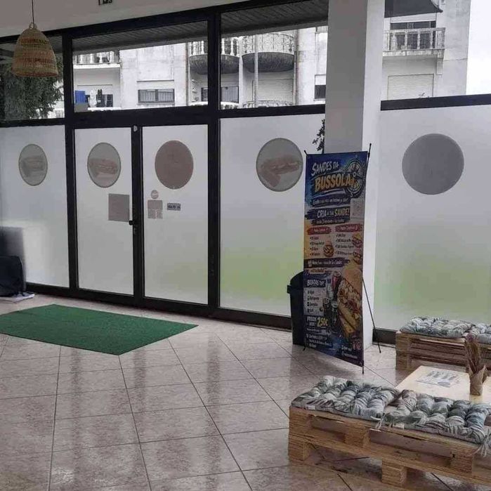 Arrendo loja 510€, perto da Escola Secundária Vila Verde ESVV, a face da rua com 3 frentes toda em vidro com película fosca,com opção Trespasse 2.500€