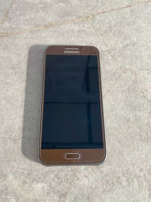 TELEFON komórkowy Samsung Galaxy E5 2017
