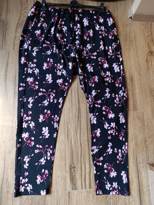 Czarne spodnie z wiskozą plus size r.54/56 kwiat  wiśni.
