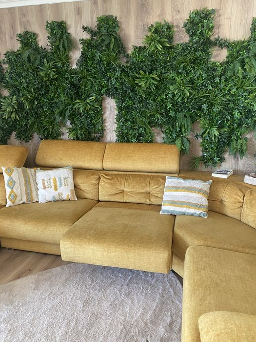 Sofa em U amarelo torrado