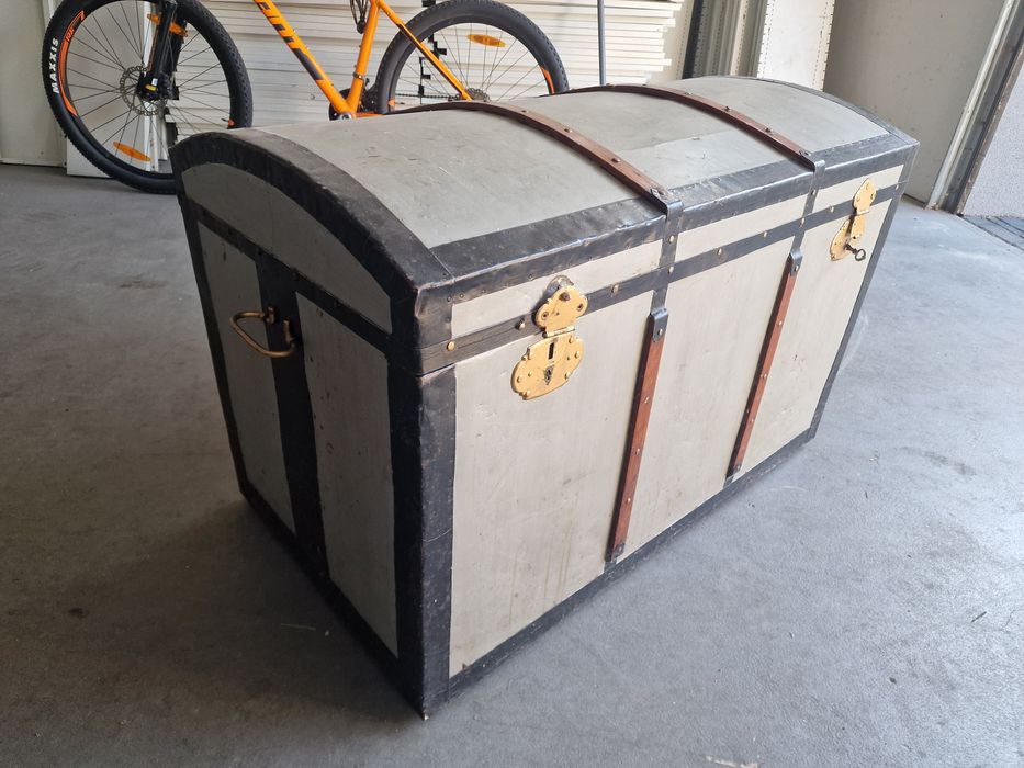 Stary zabytkowy kufer posagowy skrzynia