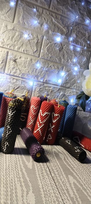 Програмні свічки з вощини, трав, ефірних олій та воску.