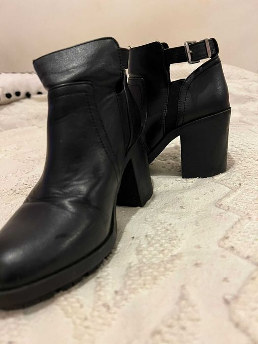 Botins abertos com salto