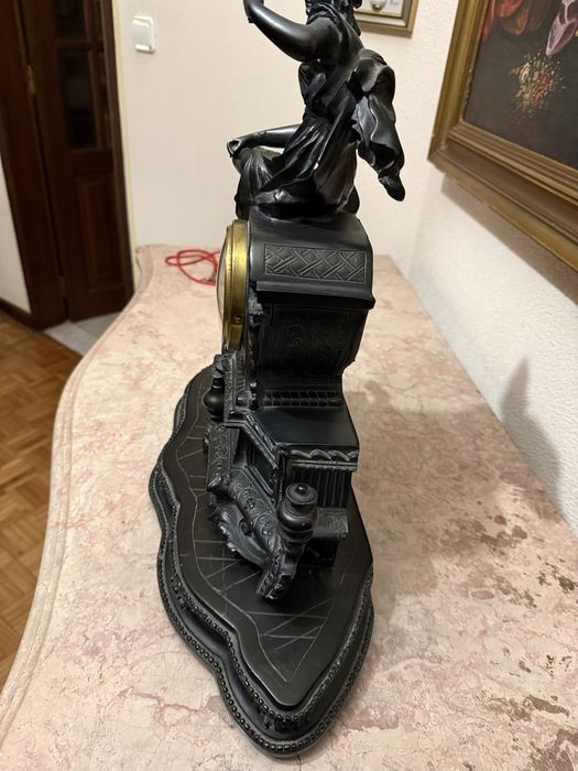 Relogio com estatueta em resina