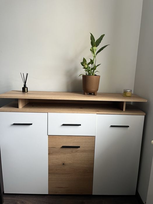 Комода з висувними шухлядами