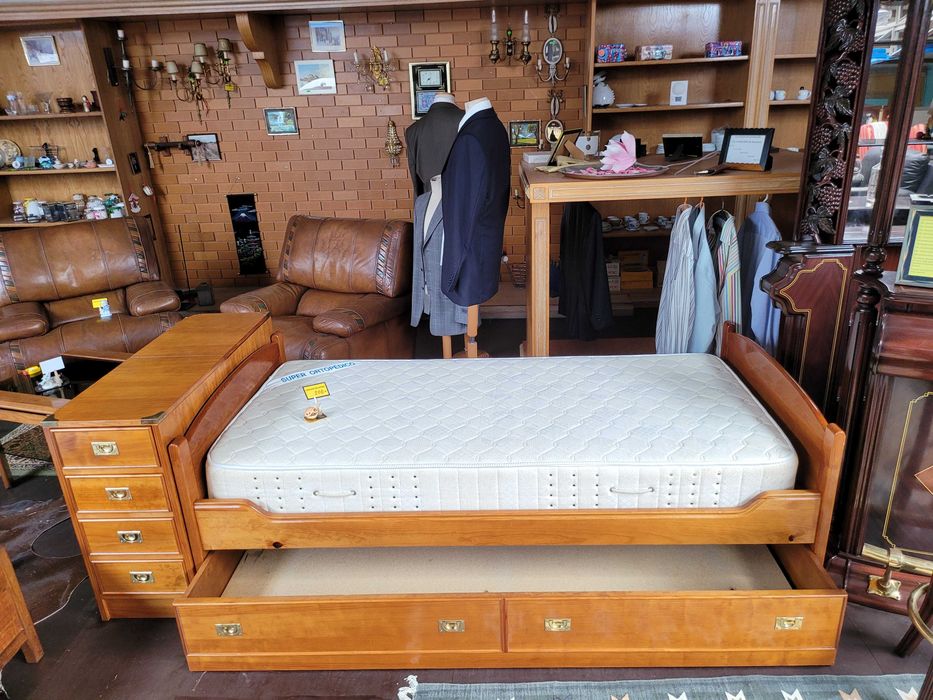 Cama dupla vendida com um colchão e bloco de arrumaçã