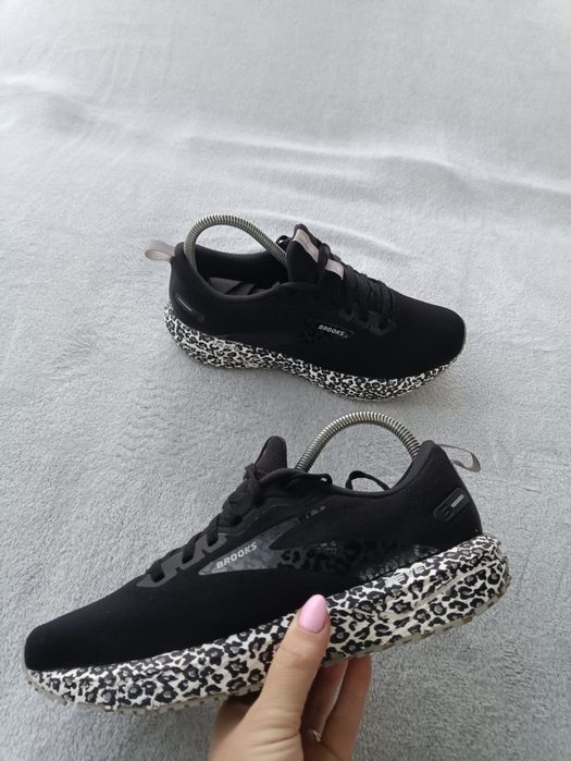 Женские кроссовки Brooks р40-40.5
