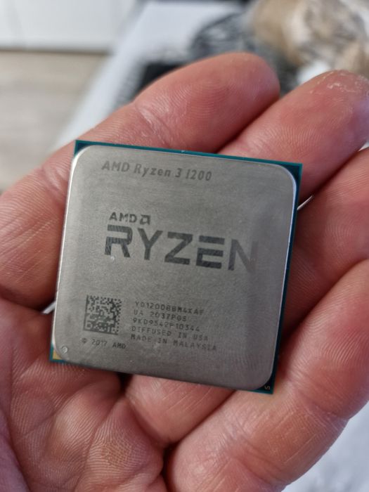Procesor AMD Ryzen 3 1200 z chłodzeniem.