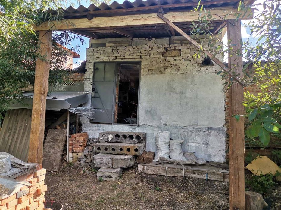 Гараж, тяжилів . Вихід до річки