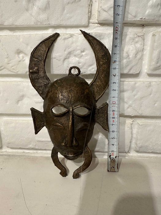 Metalowa maska afrykańska