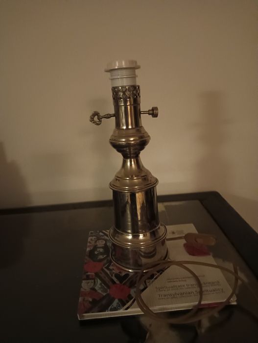 Pé de candeeiro prateado