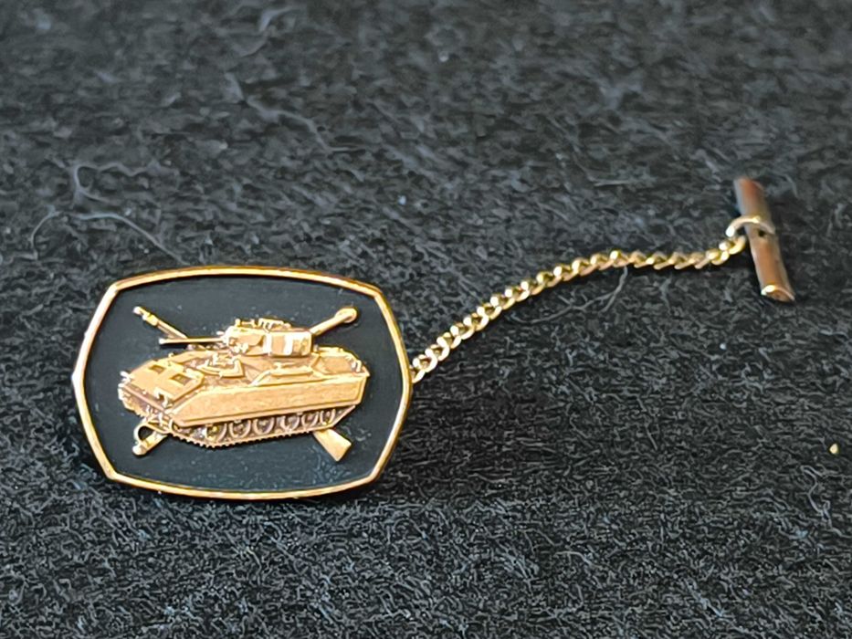 Emblema em latão militar  representativo de um curso de carros de combate