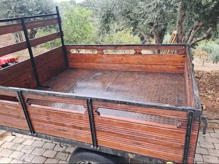 Título: Reboque agrícola multiuso