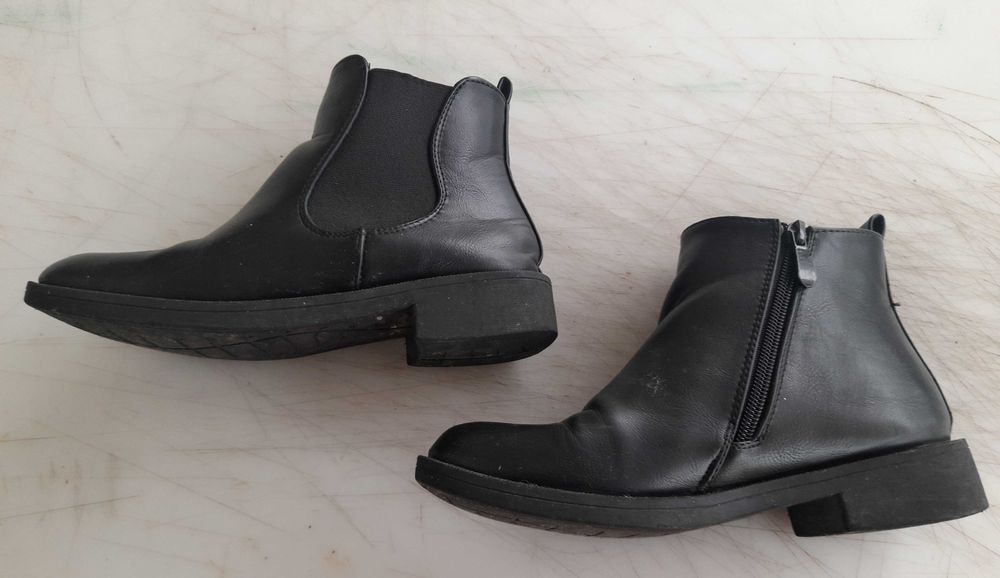 Botas de cano curto em pele