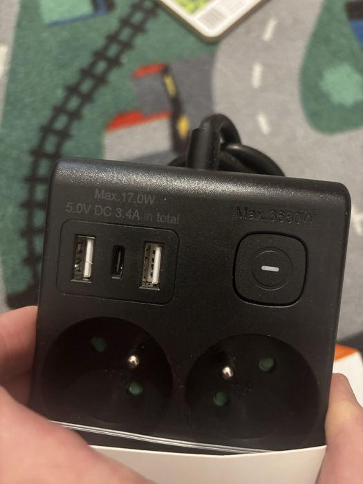 Przedłużacz 1,5 m czarny Hykker 4 gniazdka + 2 x USB, USB-C