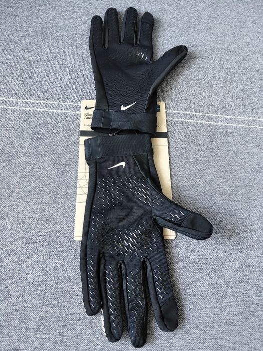 Czarne rękawiczki Nike do biegania i nie tylko obsługa telefonu