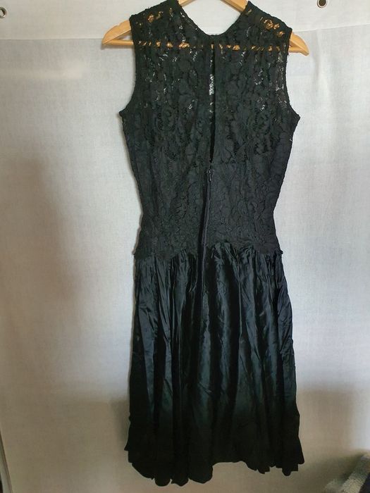 Vestido preto com renda e cetim