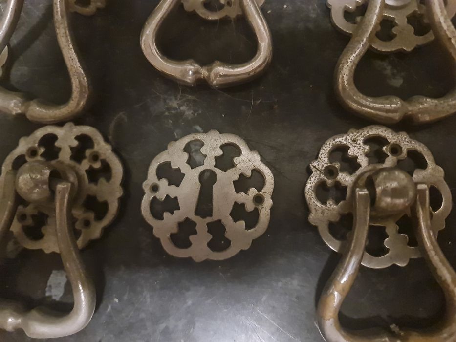8 Puxadores e 7 molduras de fechadura  muito antigos