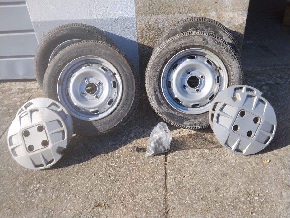 Jantes com pneu, tampão e parafusos de fixação